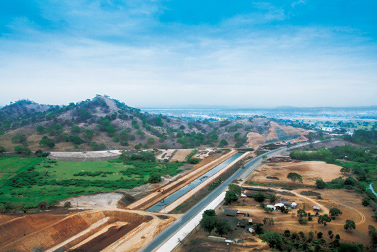 新建区流湖大堤机车湾堤岸整治工程.jpg